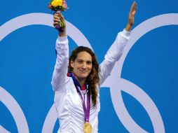 La nadadora francesa Camille Muffat posa con su medalla de oro. EFE  /