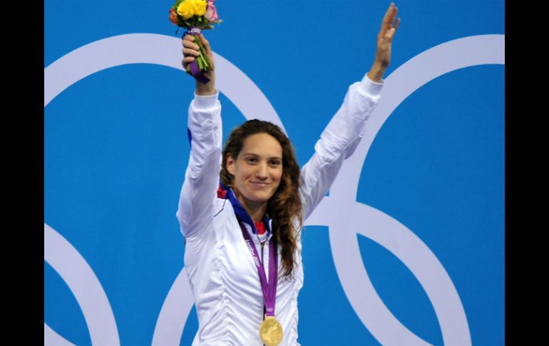 La nadadora francesa Camille Muffat posa con su medalla de oro. EFE  /