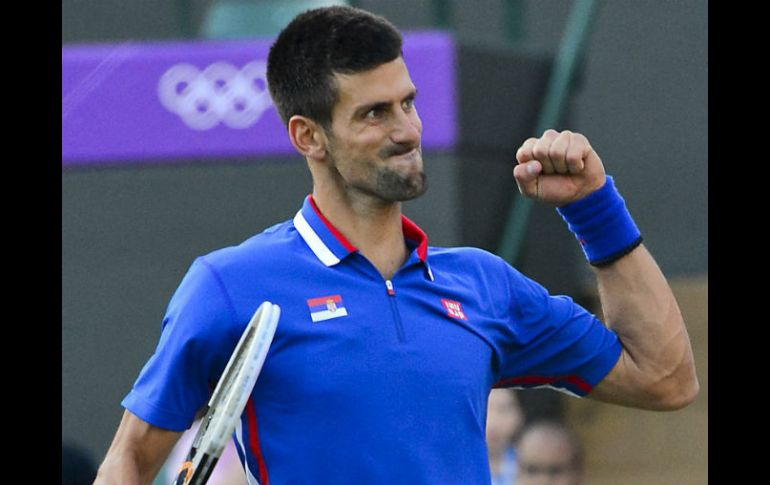 El tenista serbio Novak Djokovic celebra su repunte ante el tenista ibérico. AFP  /