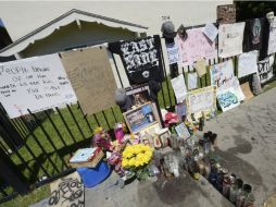 Un altar en memoria de Manuel Díaz, en el lugar en el que fue herido por la policía de Anaheim, California. EFE  /