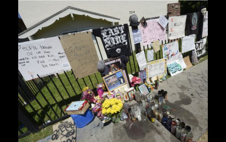 Un altar en memoria de Manuel Díaz, en el lugar en el que fue herido por la policía de Anaheim, California. EFE  /