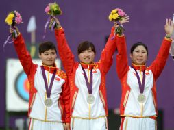 Cheng Ming (i), Fang Yuting (c) and Xu Jing (d) de China, festejan durante la ceremonia de premiación de Tiro con Arco. XINHUA  /