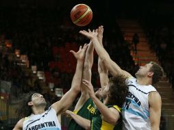 Los argentinos Luis Scola (I) y Hernán Jasen (D), pelean con los lituanos Martynas Pocius y Linas Kleiza. EFE  /