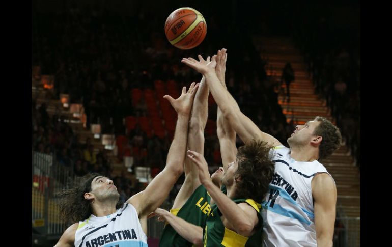 Los argentinos Luis Scola (I) y Hernán Jasen (D), pelean con los lituanos Martynas Pocius y Linas Kleiza. EFE  /