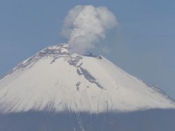 Hoy se pudo observar una pluma continua de vapor de agua y gas, que alcanzó un kilómetro de altura por encima del cráter. REUTERS  /