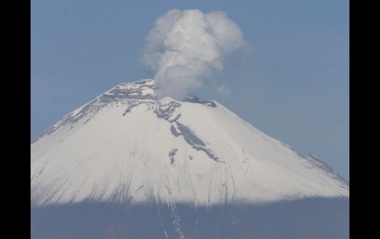 Hoy se pudo observar una pluma continua de vapor de agua y gas, que alcanzó un kilómetro de altura por encima del cráter. REUTERS  /