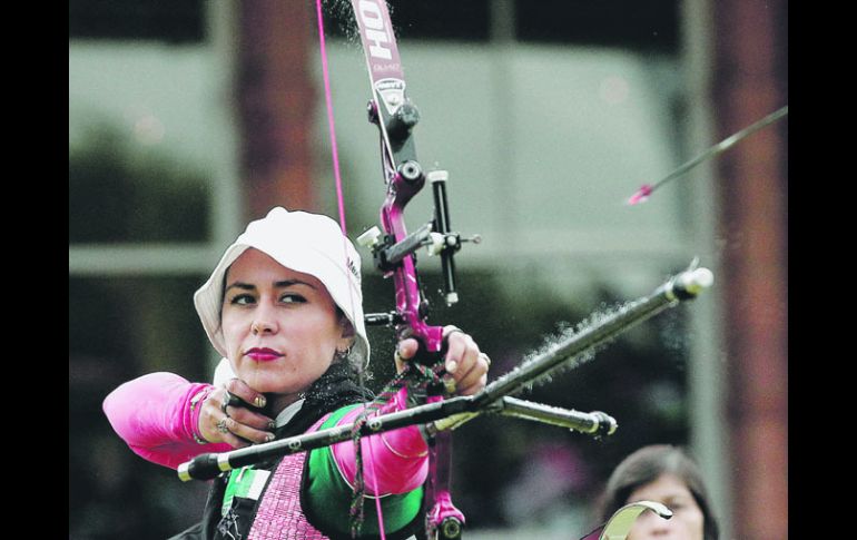 Bajo la lluvia. Aída Román lanza uno de sus tiros durante el encuentro de cuartos de final contra el equipo de Japón. NTX  /