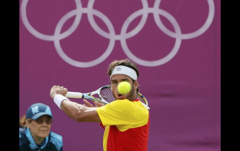 Feliciano López a punto de regresar una bola a Dimitry. REUTERS  /