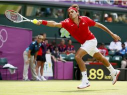 Roger Federer devuelve una pelota del francés Julien Benneteau. REUTERS  /