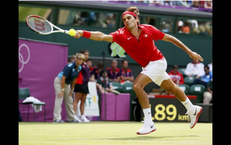 Roger Federer devuelve una pelota del francés Julien Benneteau. REUTERS  /