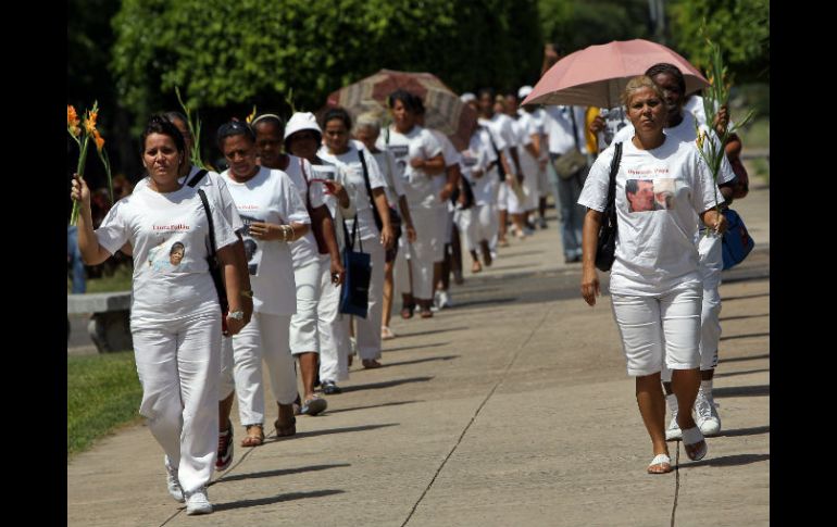 Miembros de las Damas de Blanco durante una marcha por la Quinta Avenida de La Habana, Cuba, en homenaje a Oswaldo Payá. EFE  /