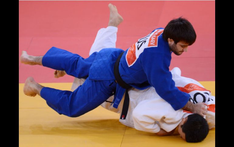 Mansur Isaev (azul) y Ki-Chun compiten en la final de judo varonil en la categoría de -73 kg. AFP  /