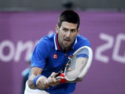 Novak le devuelve una bola a sus contrincantes. EFE  /