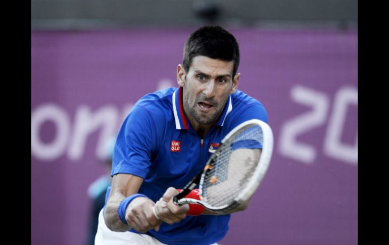 Novak le devuelve una bola a sus contrincantes. EFE  /