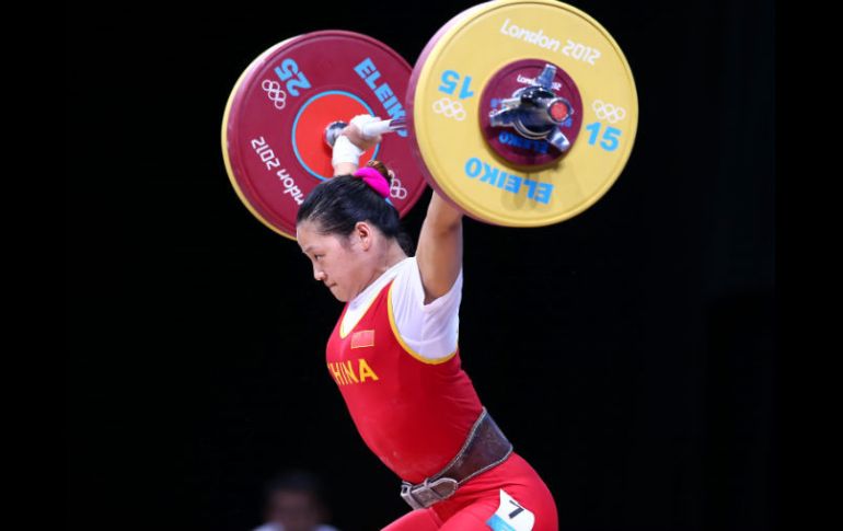 Li levanta una peso en los más alto, en la final de halterofilia -58 kg. AFP  /