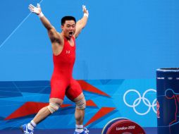 Un-guk celebra su medalla de oro luego de rubricar una marca mundial. XINHUA  /