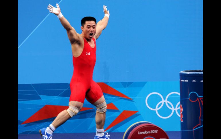 Un-guk celebra su medalla de oro luego de rubricar una marca mundial. XINHUA  /