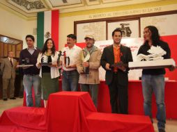 Los ganadores posan con su obra.  /