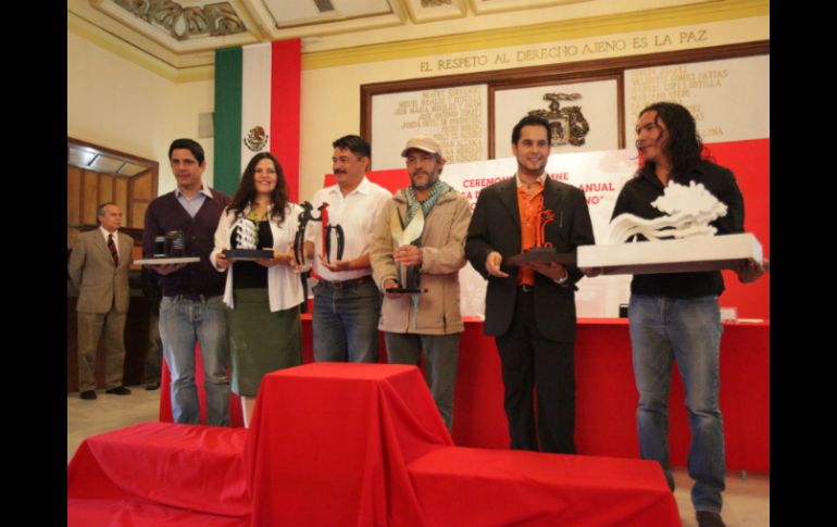 Los ganadores posan con su obra.  /