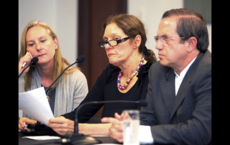 Christine Assange (c), durante su encuentro con el canciller ecuatoriano, Ricardo Patiño. REUTERS  /