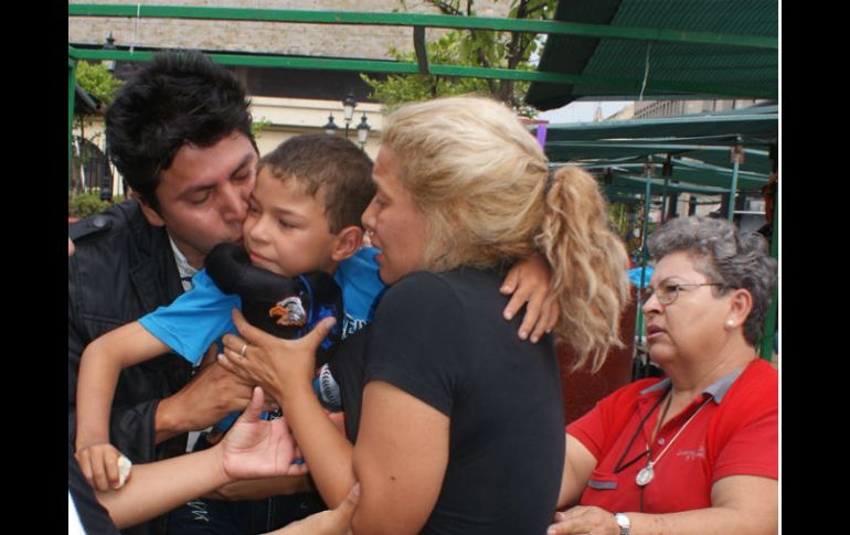 Jesús Daniel es recibido por sus padres, los cuales se encontraban muy conmovidos por la aparición de su hijo.  /