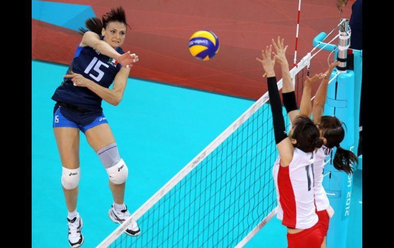 Italia cerró el marcador con parciales de 25-22, 25-21, 20-25 y 25-20. EFE  /