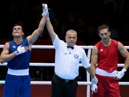 El nicaragüense Osmar Bravo Ambador (i) al ganar en la división de los 75 kilogramos. AP  /