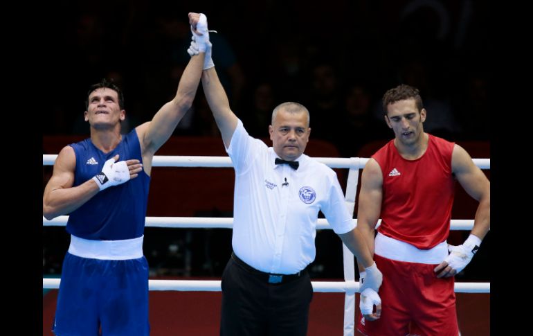 El nicaragüense Osmar Bravo Ambador (i) al ganar en la división de los 75 kilogramos. AP  /