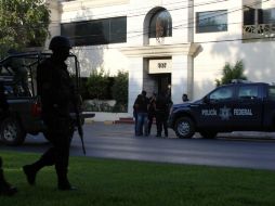 Soldados del ejército mexicano vigilan el exterior del edificio de la publicación de un diario del noreste del país. EFE  /