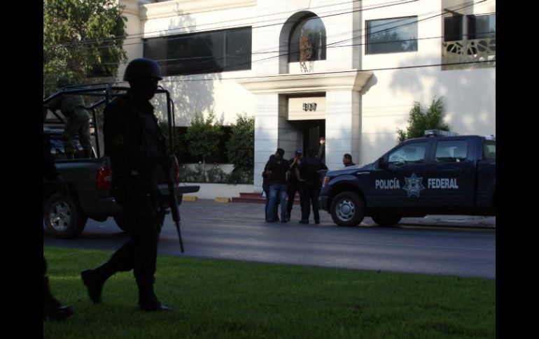 Soldados del ejército mexicano vigilan el exterior del edificio de la publicación de un diario del noreste del país. EFE  /