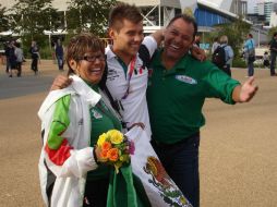 El clavadista German Sánchez celebra con sus padres este lunes desde el Centro Acuático de Londres 2012. EL UNIVERSAL  /