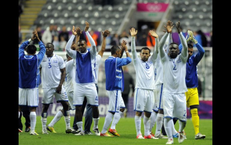 Jugadores de Honduras durante el festejo de su victoria ante España. ARCHIVO  /