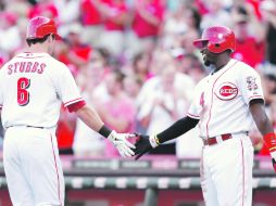 Bien bateado. Drew Stubbs y Brandon Phillips celebran, tras batear un jonrón frente a los Padres de San Diego. AFP  /