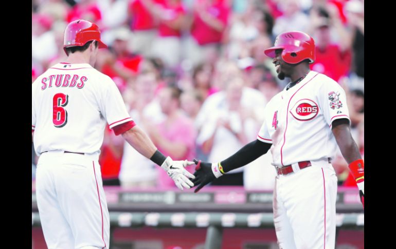 Bien bateado. Drew Stubbs y Brandon Phillips celebran, tras batear un jonrón frente a los Padres de San Diego. AFP  /