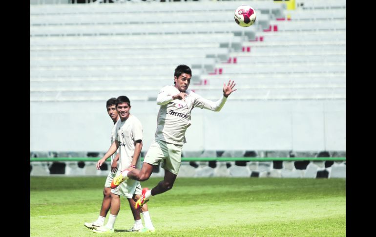 Entrenamiento rojinegro. Atlas tuvo una práctica ayer en el Estadio Jalisco. En la imagen Sergio Santana remata un balón con la cabeza  /