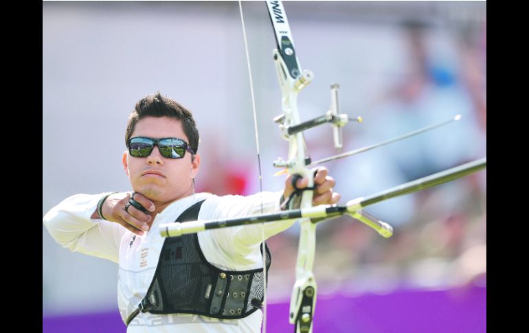 En la orilla. El tapatío Juan René Serrano cayó en la ronda de dieciseisavos de final ante el arquero británico  Larry Godfrey. AFP  /