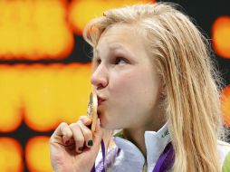 Ruta Meilutyte besando la medalla dorada de los 100 metros pecho.  REUTERS  /