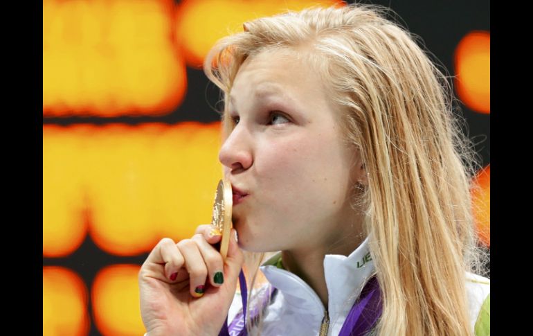 Ruta Meilutyte besando la medalla dorada de los 100 metros pecho.  REUTERS  /