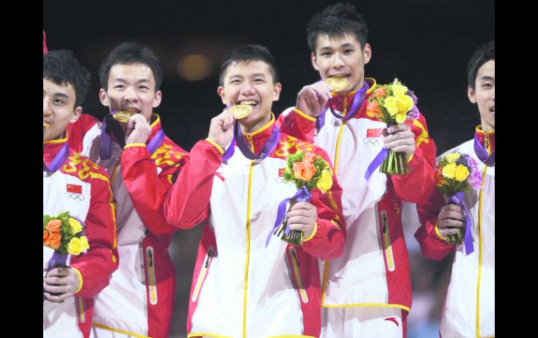 Sabor. El equipo chino celebra en el podio, tras la ceremonia de premiación en la North Greenwich Arena. REUTERS  /