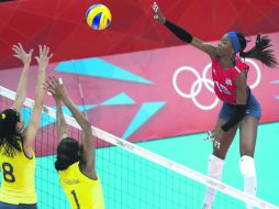 Agáchense. Destinee Hooker se prepara para rematar el balón. AP  /