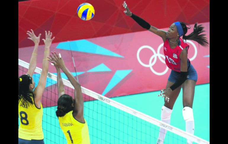 Agáchense. Destinee Hooker se prepara para rematar el balón. AP  /