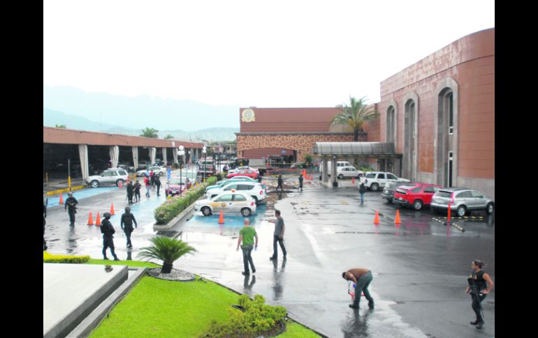 Policías cercan el casino Revolución, al que un grupo armado le lanzó granadas y después rafagueó la entrada. NTX  /