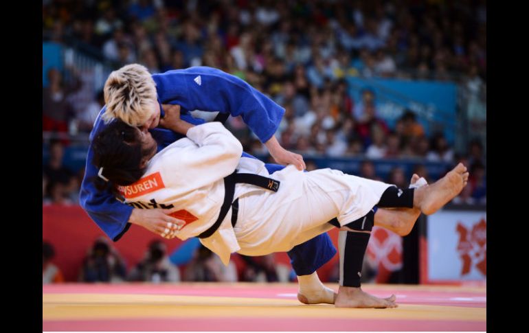 Imagen de la gran final de los 63 kilogramos, donde Zolnir (de azul) finalmente le da a Eslovenia su primer presea de Londres 2012. AFP  /