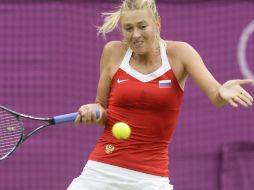 Maria Sharapova devuelve una pelota de la favorita local Robson. EFE  /