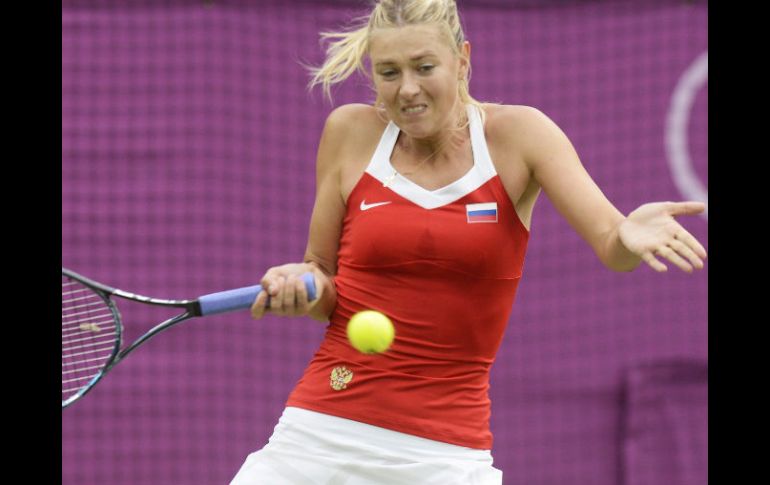 Maria Sharapova devuelve una pelota de la favorita local Robson. EFE  /