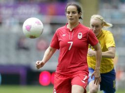 La canadiense Rhian Wilkinson controla un balón, en el partido que su selección empata a dos goles con Suecia. AFP  /