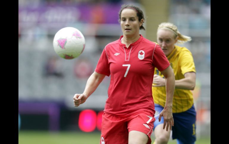 La canadiense Rhian Wilkinson controla un balón, en el partido que su selección empata a dos goles con Suecia. AFP  /