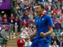 Jo-Wilfried Tsonga celebra el triunfo en un partido maratónico que pasa a la historia del olimpismo. AFP  /