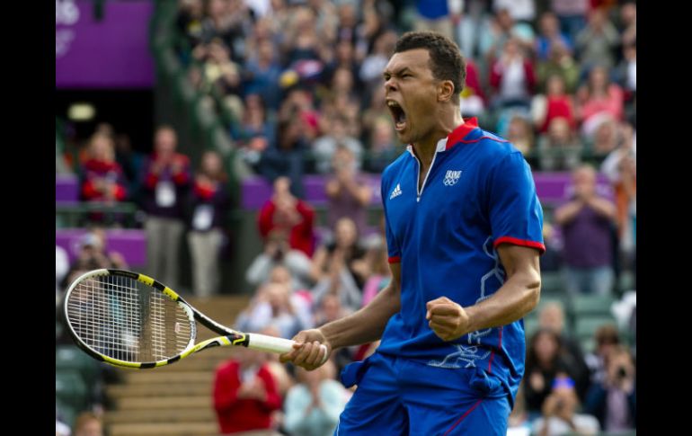 Jo-Wilfried Tsonga celebra el triunfo en un partido maratónico que pasa a la historia del olimpismo. AFP  /