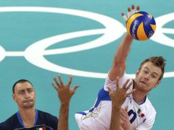 Ivan Zaytsev remata por arriba del bloqueo del jugador argentino. EFE  /